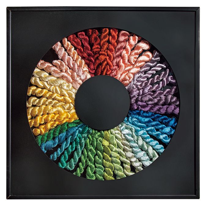 【糸の色彩環】25 年ほど前、ゲーテの色彩論に影響を受けた志村さんと母・ふくみさんが制作された色彩 環。草木染めにこれほど多彩で鮮やかな色のバリエーションがあることに驚かされる。