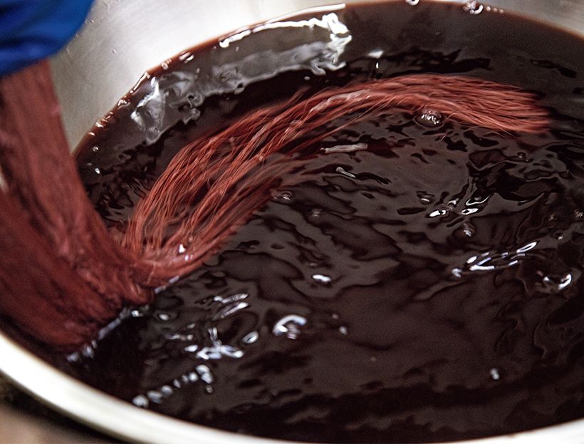 1.紫根を70度未満の低温で煮出した液に糸をつけ、まんべんなく染める。