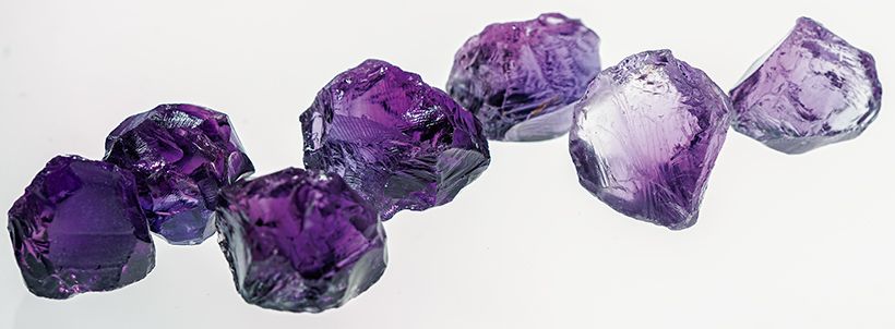 諏訪さんが東京から持参したアメシストの原石。