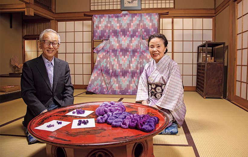 紫色の糸とアメシストの原石を前に談笑するお二人。同じ染料から、こんなにも多彩な紫の糸が生まれる。きもの1枚を仕立てるのに、このような糸の束が16綛（かせ）用いられるのだそう。