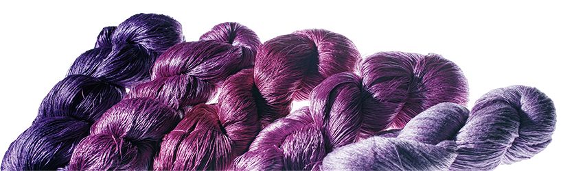 志村さんと工房の皆さんが紫草の根、紫根で染めた絹の糸。同じ色彩、光沢を持つ宝石と糸に、お二人も感嘆していた。