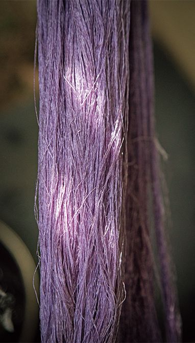 4.空気に触れると、再び色が移ろい、青みが少し抑えられる。最後に水で洗う。