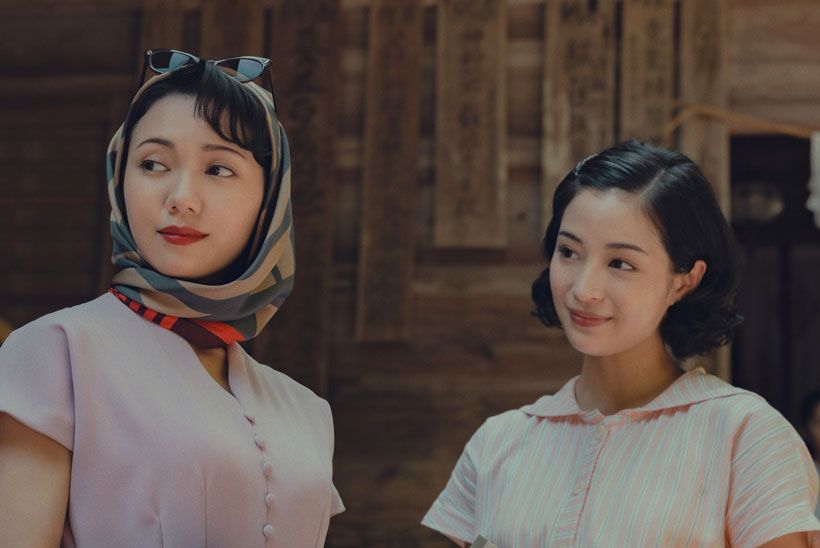 戦後の力強い女性像を演じきった広瀬すずさん（右）と二階堂ふみさん。