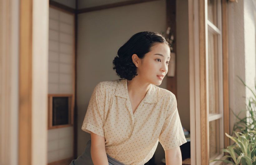 戦後の長崎に暮らす悦子（広瀬すず）。