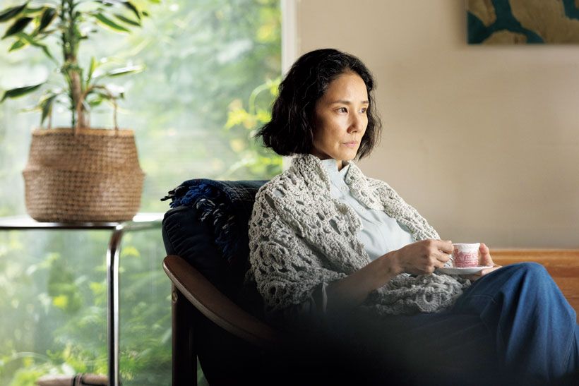 イギリスで暮らす80 年代の悦子（吉田 羊）。