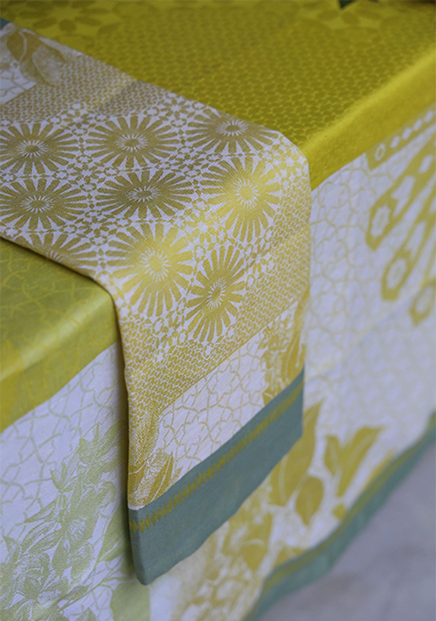 着物の柄のような雰囲気をもつ、フランスのル ジャカール フランセのテーブルクロスとナプキン。