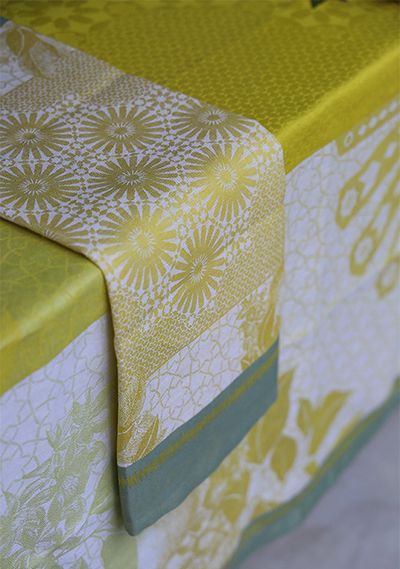 着物の柄のような雰囲気をもつ、フランスのル ジャカール フランセのテーブルクロスとナプキン。