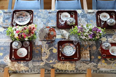 上と同じテーブルクロスを、江戸時代の古伊万里染錦の器と合わせた「柄 on 柄」のコーディネートで。かなり個性的な器も、テーブルクロスの柄の力で、独自の世界観を作る醍醐味を味わえます。