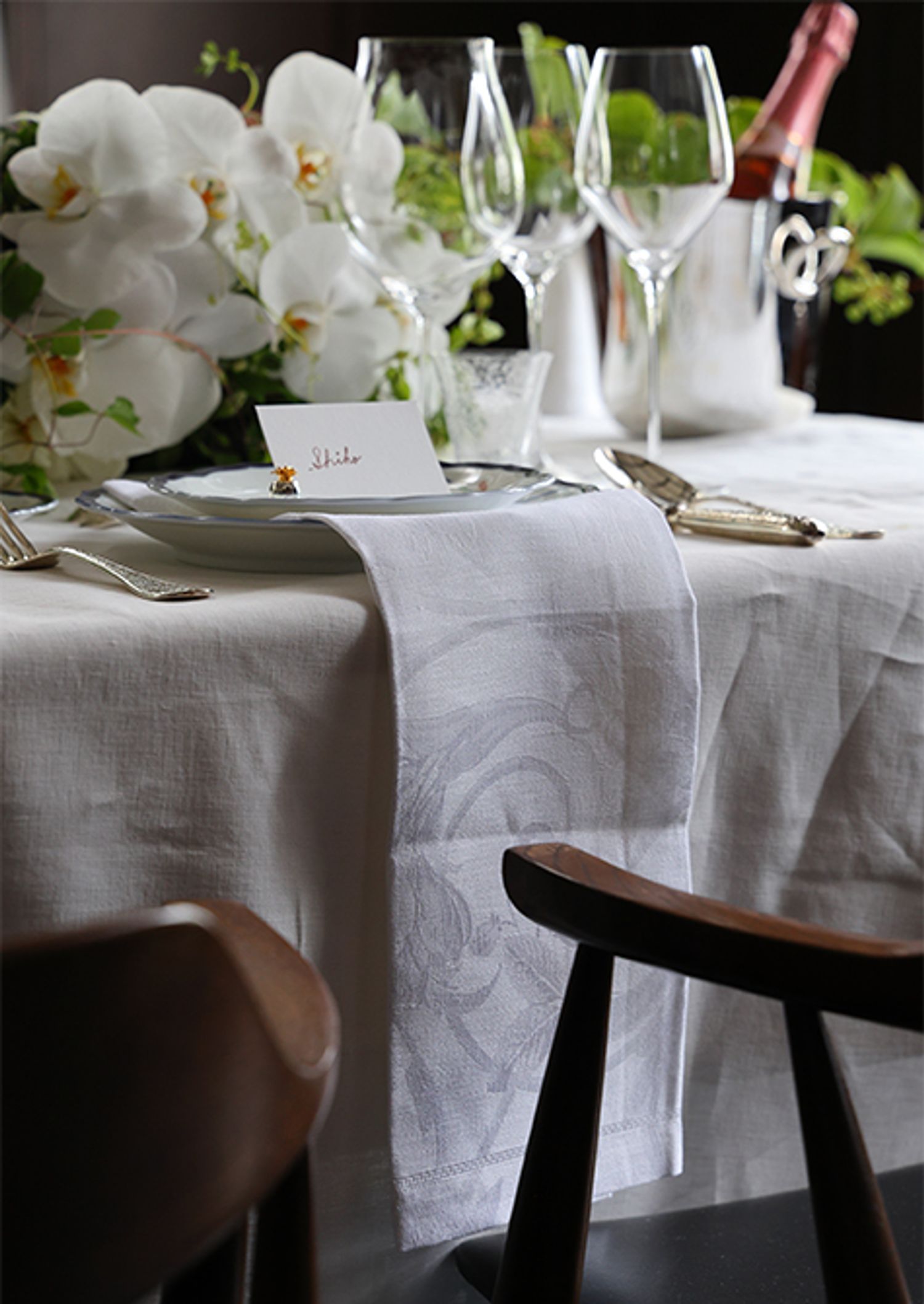 旅先のフィレンツェでオーダーした アイボリーの麻の無地のテーブルクロス。ナプキンはフランスのル ジャカール フランセの麻のダマスク織で、織模様は朝顔です。同じ白のリネンでも、微妙なカラーの違いや織の違いで表情に起伏をつけることができます。