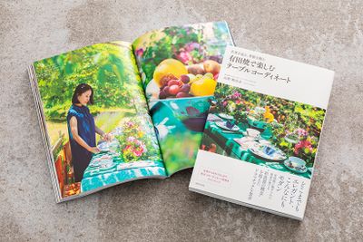 撮影場所はすべて有田の窯元で。ご自宅や離れ、庭などを使わせていただいた写真からは、磁器の街・有田の美しい気配が感じられます。 