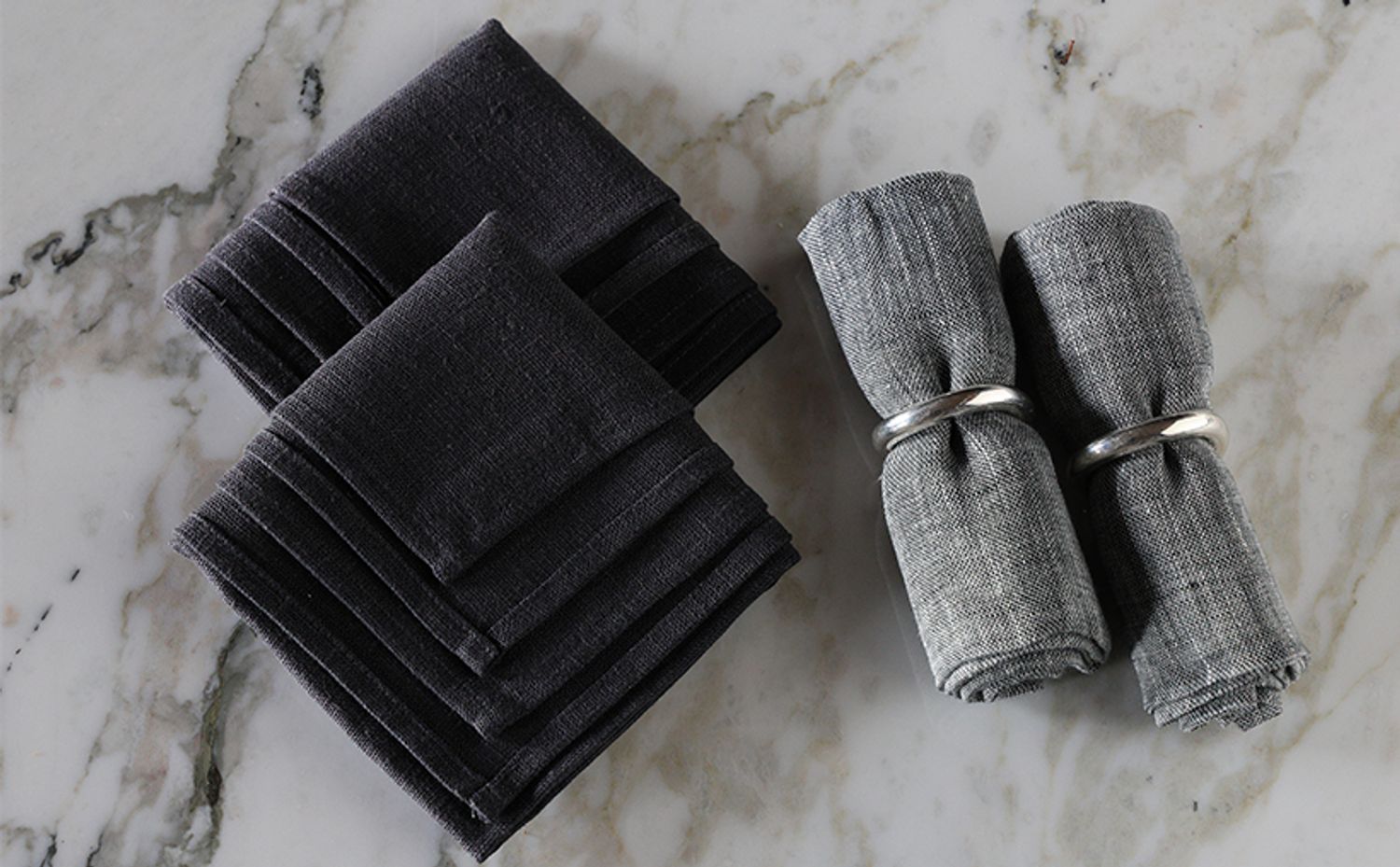 黒のテーブルクロスを敷く場合は、モノトーンのグラデーションカラーを合わせて緩急をつけます。