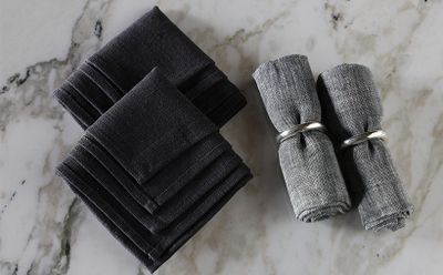 黒のテーブルクロスを敷く場合は、モノトーンのグラデーションカラーを合わせて緩急をつけます。