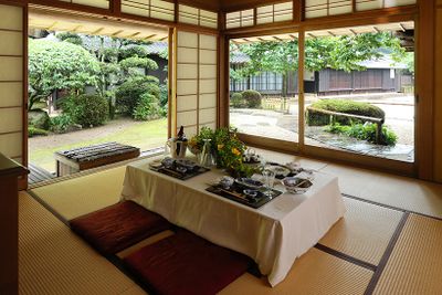 白いテーブルクロスを使った例。十三代柿右衛門（1906~1982）が晩年を過ごしたという離れにある、主屋を望む和室で。