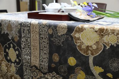 上と同シリーズの色違い。ここでは井上萬二窯の白磁の煎茶セットに合わせています。