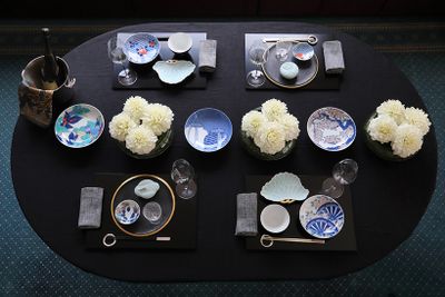 黒いテーブルクロスを使った例。畑萬陶苑の古典的な柄の器とモダンな器を組み合わせたコーディネート。