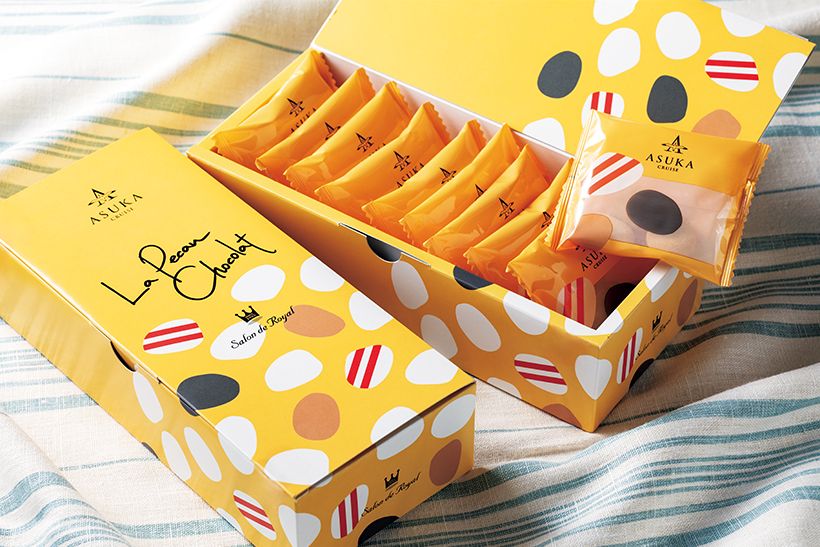 「ピーカンナッツ形のマークに、飛鳥のシンボルである赤い二引き線が描かれたパッケージのデザインにも心惹かれます」と村治さん。「ピーカンアソート 飛鳥クルーズ」1箱10袋入り 1728円