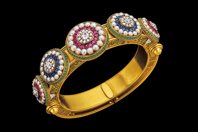 素材：ゴールド、サファイア、ルビー、パール、ダイヤモンド、エナメル 製作年：1880年頃 製作国：イギリス