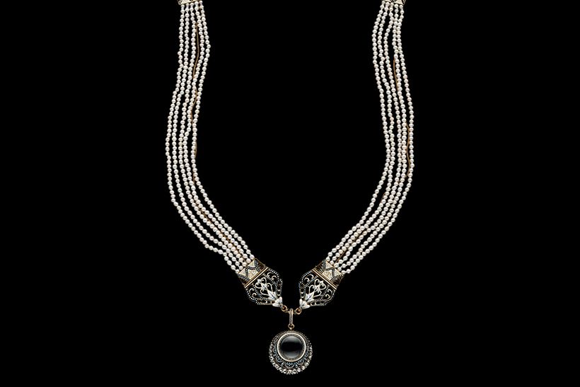 素材：ゴールド、シードパール、エナメル、ダイヤモンド 製作年：1880年頃 製作国：イギリス