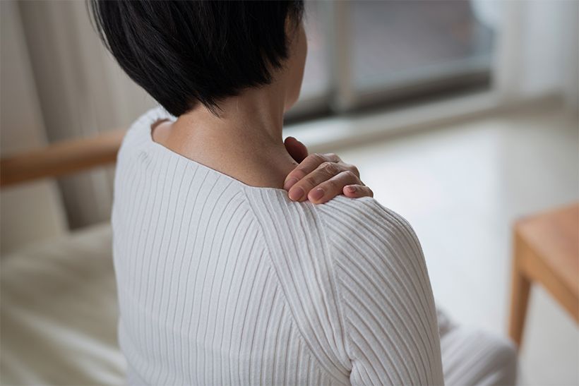 筋肉量が少なくホルモンバランスも乱れがちな女性は、血流が悪化しやすく、男性に比べて肩がこりやすい。