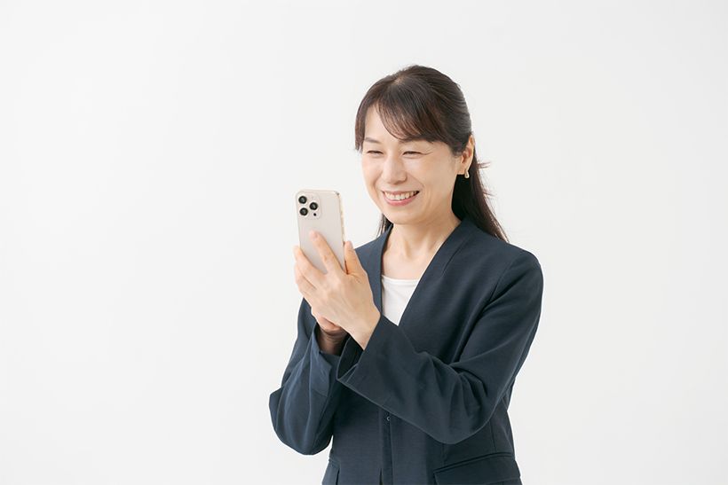 スマホを見るときは、首や背中が丸まらない姿勢で。