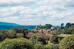 壮大な葡萄畑や伝統的な景観が守られた村々が点在する、南フランス・リュベロンへ