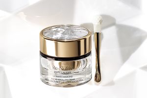 肌はまだまだ甦ると確信。「エスティ ローダー」のアイケアを一路真輝さんがお試し