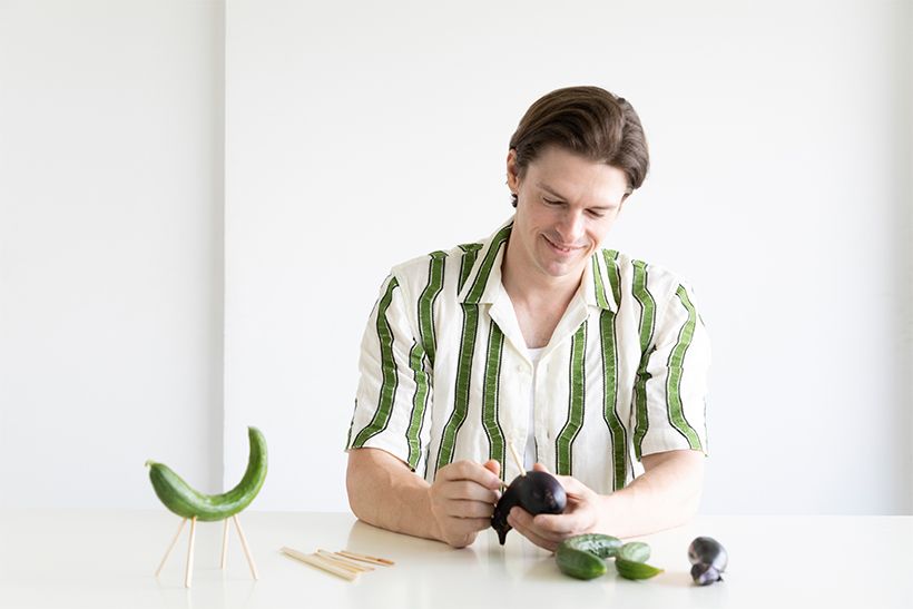 精霊馬に興味津々の村雨さん。