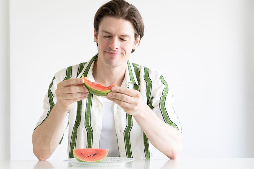 撮影を終えたあとは、お供えしたスイカを食べるお楽しみの時間に。