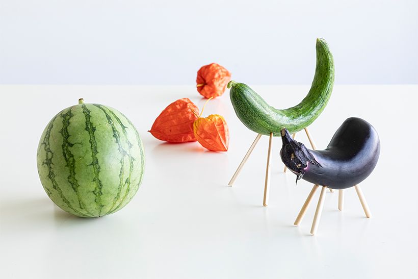 鬼灯（ほおずき）で道を照らし、スイカで喉の渇きを潤してほしいという願いを込め、“村雨流の精霊馬”のお供えが完成。