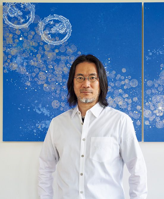 深遠なブルーで独自のアートも展開する千田長右衛門さん。2025年10月開業予定のホテル「エスパシオ ナゴヤキャッスル」のエントランスアートとして20メートルに及ぶ作品披露がある。