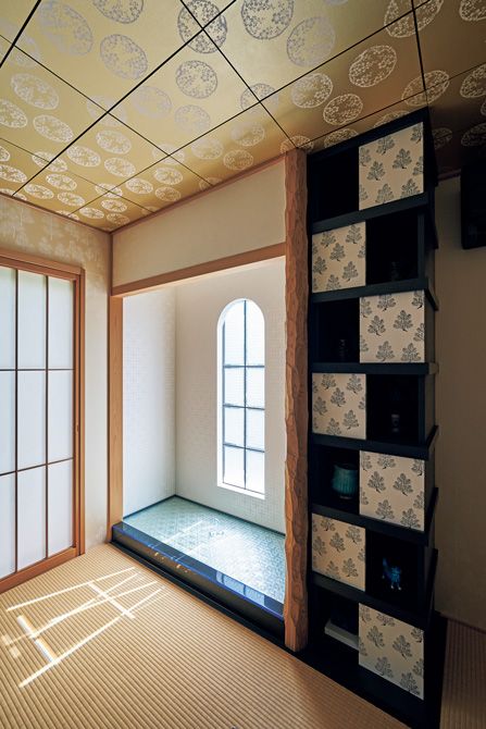 400年続く唐紙を進化させ、しつらえたサロン内の和室。ガラスの床の間は「角つなぎ」、違い棚は吉祥文様の「若松」。天井には天保年間に京都御所にも用いられた「梅の丸」。