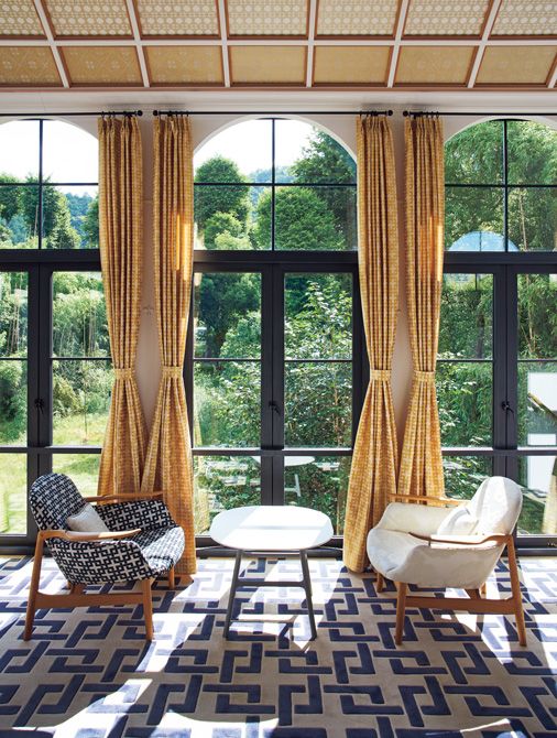 川島織物セルコン製のテキスタイルを張ったフィン・ユールの椅子やラグ、カーテン、アートピースを展示。サイズに応じてフルオーダーできる。