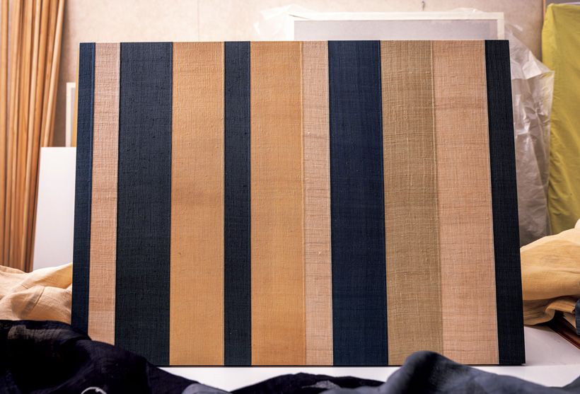 明治期の麻のきものを用いてラインを描いた。布と同色の和紙を下貼りし、美しさを際立たせている。