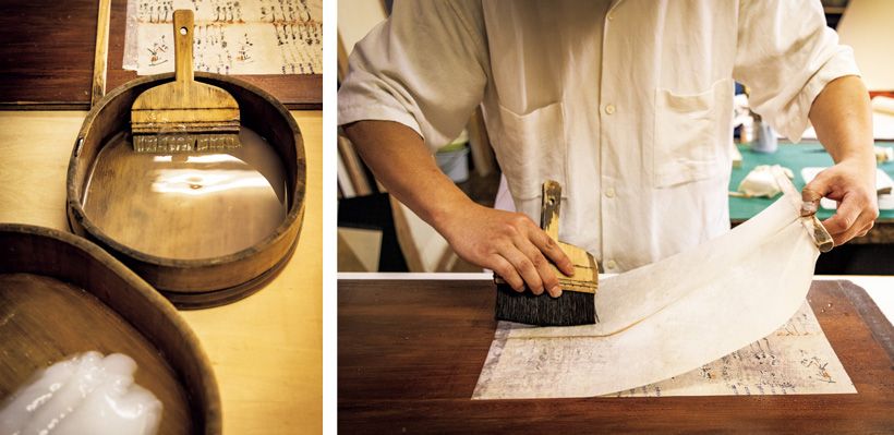 祖父の代からとってある反故紙（ほごし）（書き損じた和紙）を下貼りする井上さん。糊は小麦粉を原料に工房で手製。「100年後に次の表具屋さんが直しやすいような糊選び、貼り方をします。そういう伝統工芸の決まりはアート制作でも生かされます」。