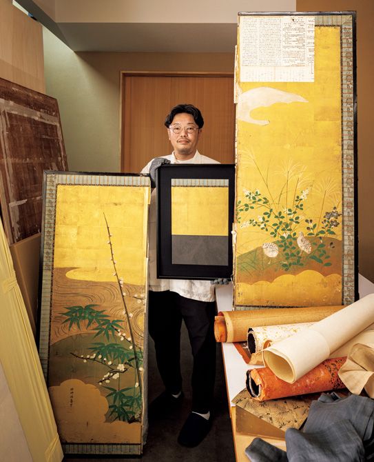 世界的な現代アーティストの表装も手がけ、表装という仕事を海外に発信する井上さんの新作と、その素材となった江戸時代の草花図。「素材を組み合わせて、表具出身ならではのアート制作ができれば」と語る。