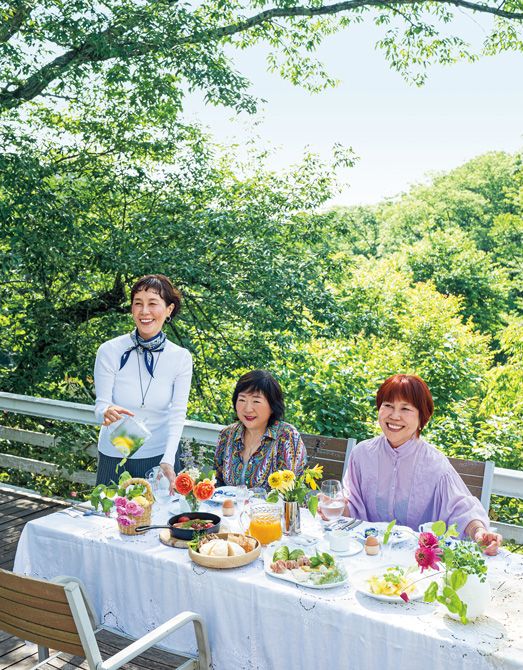 目覚めたときお天気なら、迷わずテラスで朝食を。泊まりで遊びに来た友人、ヘア＆メイクアップアーティストの山本浩未さん（右）と会社社長のシルベスタ典子さんをテーブルへ。