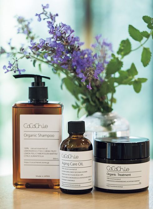 安全性の高い材料や水にこだわり抜いて自社開発したヘアケア製品と美容液。左から、オーガニックシャンプー、エイジングケアオイル、オーガニックトリートメント。