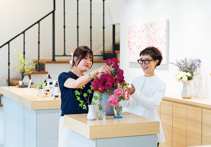 スタッフと一緒に花を飾るのもホワイトハウス開店前の大事な仕事。赤いバラは、この日の朝、自宅の庭で摘んだ「ルージュ ピエール ドゥ ロンサール」。花に触れていると心が落ちつき、お客様を迎える表情も穏やかに。