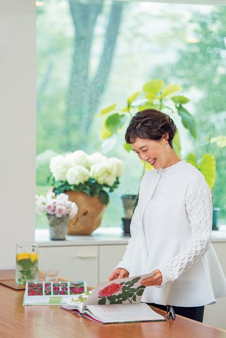 庭の花を飾った部屋でお気に入りの植物図鑑を眺めるくつろぎの時間。