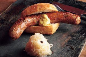 ショーケースに並ぶ宝石のようなシャルキュトリに夢中！　芦屋「メツゲライクスダ」