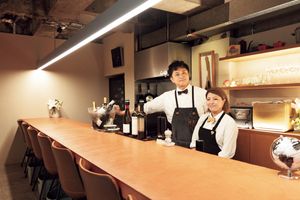 地元の人が通う、芦屋「ワインバー カプスラ」。オーナーご夫婦が温かく迎えてくれます