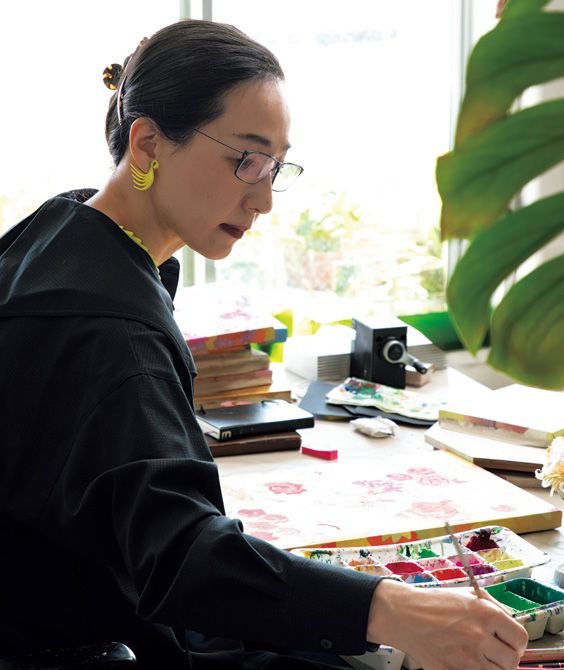 画家として展覧会のための作品を制作する堀川さん。絵本制作後、血の色の赤は使えなくなった。