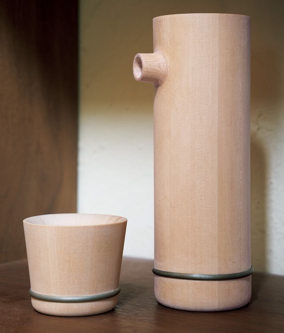 プロダクトデザイナー佐藤オオキ（nendo）氏との協業で生まれたピッチャー「oke carafe」とタンブラー「oke cup」。このプロジェクトにより、タガ1本で締める製法を確立した。