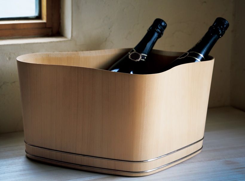 木桶の形の概念を超えた、波のような曲線の「WAVE」。底部のみにタガを回すことにより、木肌の美しさがより際立っている。