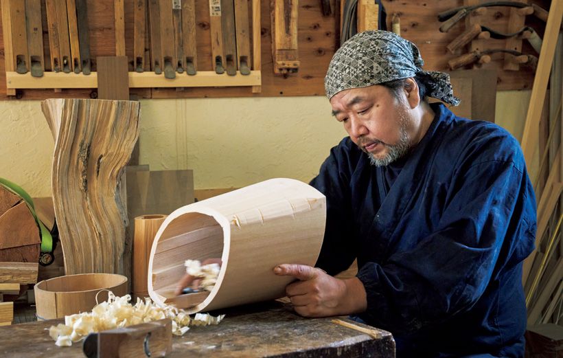 工房で作業する中川さん。300種を超えるカンナを駆使して表面をなめらかに削る。