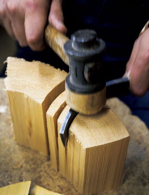 割鎌を打ち込み、側板を割り出す。