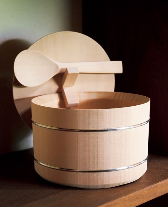 イタリア人プロダクトデザイナー、アレッサンドロ・スタビレとコラボレーションしたおひつ。胴に引っ掛けた蓋にしゃもじが載せられる、アイディアのあるデザイン。