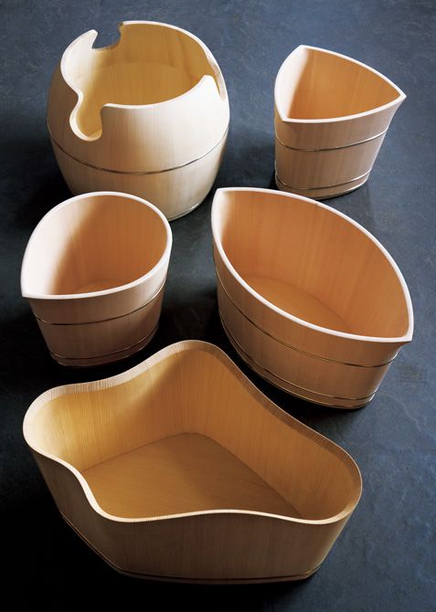 シャンパンクーラー右上から時計回りに、「MISUMI」8万8000円、フランスの老舗メゾンとのコラボレーションで生まれた「KONOHA」11万円、「WAVE」29万7000円、「SHIZUKU」8万5800円、「3本挿しクーラー」33万8800円。