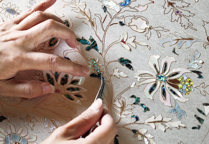 煌めく様子はまるで宝石。螺鈿織をテキスタイルとして世界へ届ける