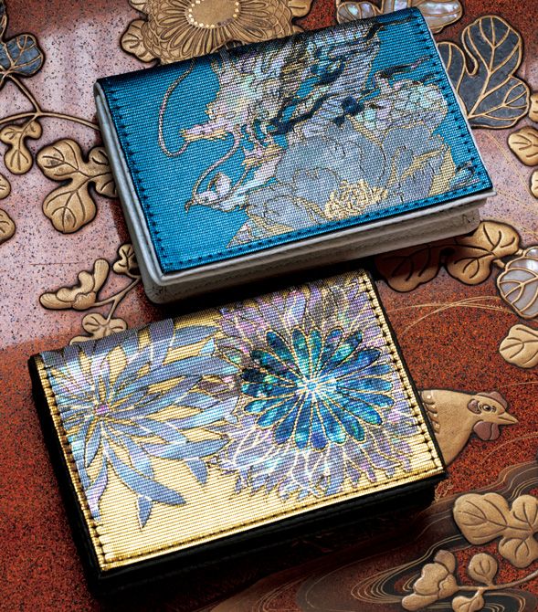 トリヨンレザーに螺鈿織を縫製したカードケース。上から、「RYU」（縦7.5×横10.5×マチ1.5センチ）22万円　「HANA」（縦7.5×横10.5×マチ1.5センチ）24万2000円／すべて民谷螺鈿　